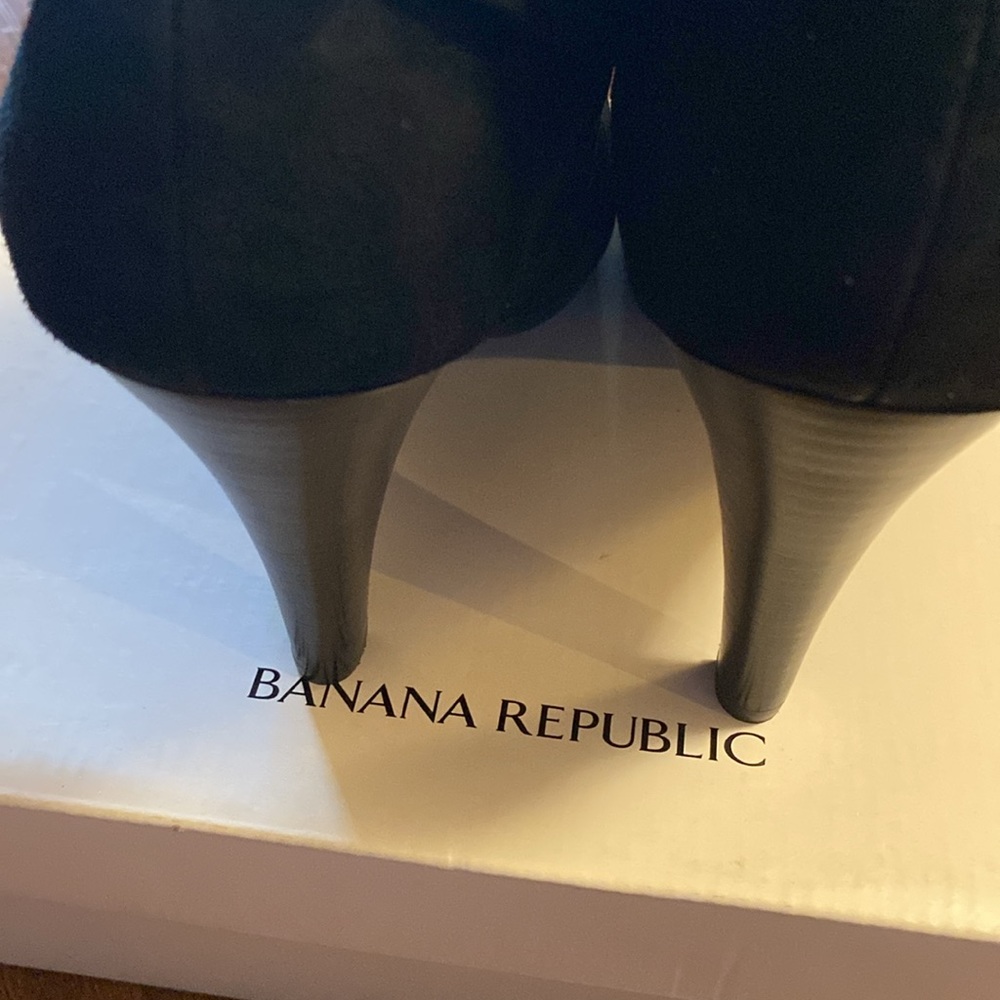 NIB Banana Republic Black Suede Booties, Size 9.5, 4” heels, beautiful shoes - Picture 5 of 8